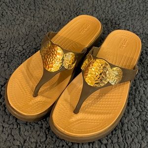 Crocs Sanrah Gold Hammered Sandals 6